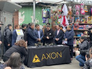 Imagen de la entrega simbólica de las cámaras corporales de seguridad.
