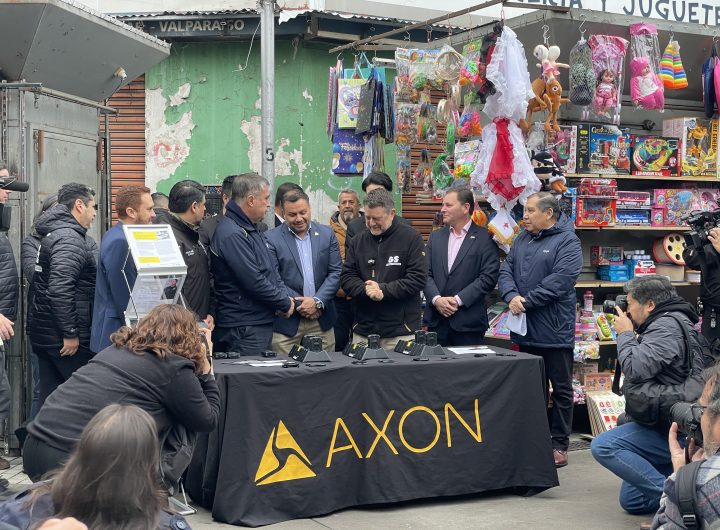 Imagen de la entrega simbólica de las cámaras corporales de seguridad.